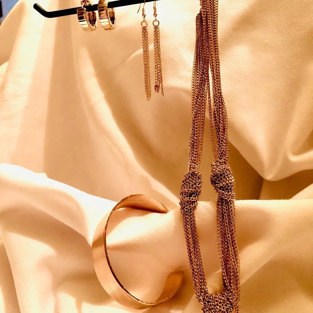 Gold Elegant Jewelry Set - Picture 6 of 7